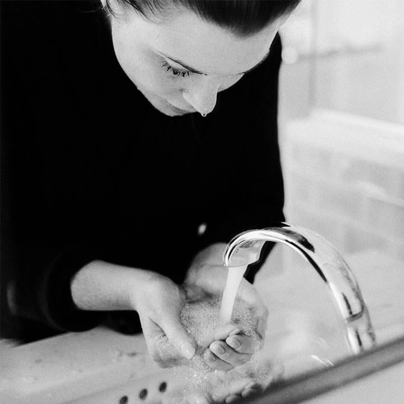 Grown Alchemist Gentle Gel Facial Cleanser: Geranium Leaf, Bergamot, Rosebud 200ml 2 Grown Alchemist Gentle Gel Facial Cleanser: Geranium Leaf, Bergamot, Rosebud 200ml - Image 2