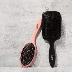 O&M The Detangler Brush - Pink -Care Product Store lifestyl 2 e430c51b 65a4 4283 8521 6ee100e0768e